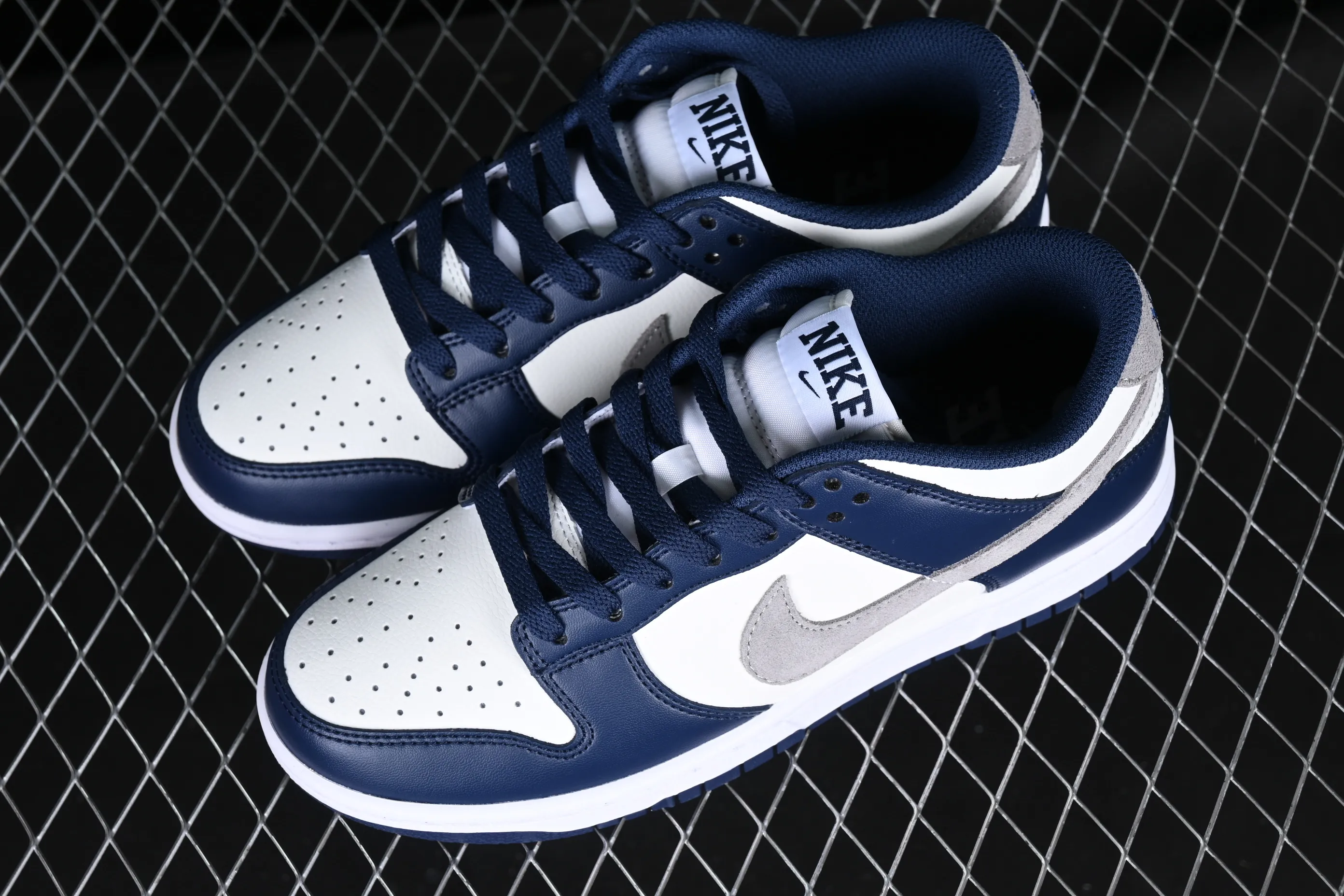 All categories Nk SB Dunk series Nk SB Dunk Low low-top sneakers Nk Dunk Low "Midnight Navy" blue and white SB low-top sports and leisure sneakers FD9749-400